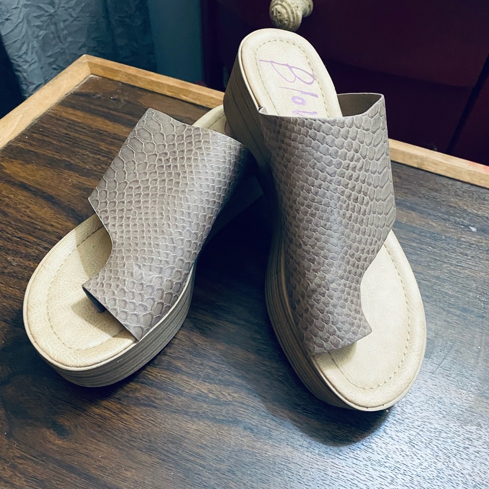 Women’s wedge sandals